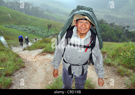 Bergsteiger während einer anstrengenden Wanderung im Regen, Mount Roraima, Tafelberg, Dreiländereck von Brasilien, Venezuela und Guyana Stockfoto