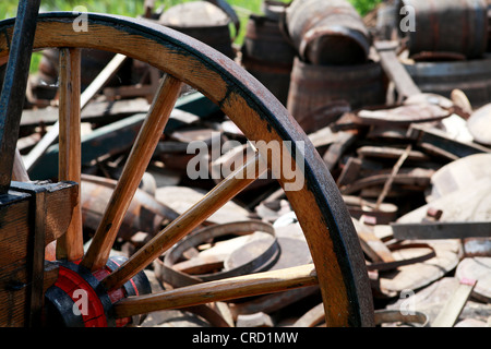 Holzrad der alten Warenkorb im niederländischen Dorf Stockfoto