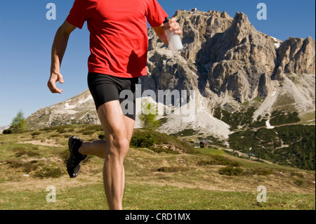 Jogger in den Dolomiten, Südtirol, Italien Stockfoto