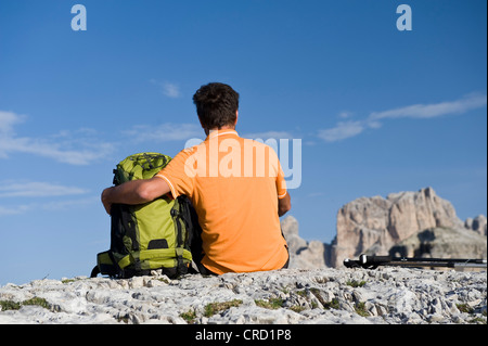 Wanderer vor Tre Cime di Lavaredo, Dolomiten, Südtirol, Italien Stockfoto