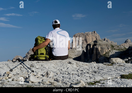 Wanderer vor Tre Cime di Lavaredo, Dolomiten, Südtirol, Italien Stockfoto