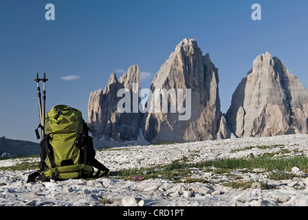 Rucksack vor der Tre Cime di Lavaredo, Dolomiten, Südtirol, Italien Stockfoto