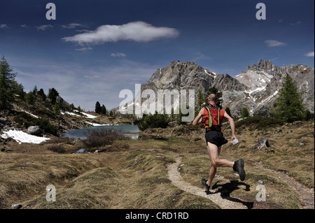 Jogger in den Dolomiten, Südtirol, Italien Stockfoto