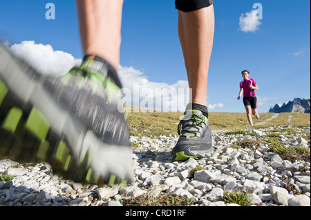 Zwei Jogger in den Dolomiten, Südtirol, Italien Stockfoto