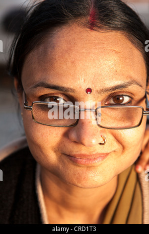 Porträt des jungen Hindu-Pilger in Varanasi, Uttar Pradesh, Indien Stockfoto