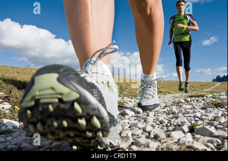 Zwei Jogger in den Dolomiten, Südtirol, Italien Stockfoto