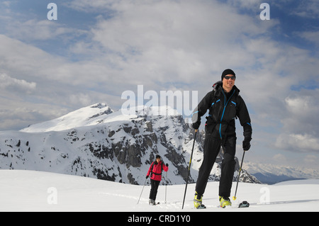 Zwei Skibergsteiger in den Dolomiten im Winter, Italien Stockfoto