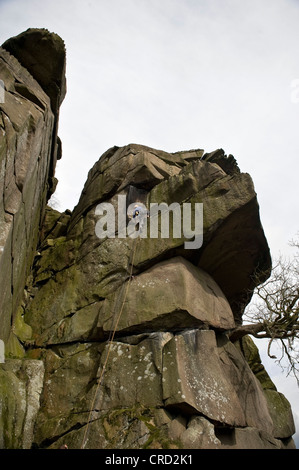 Kletterer auf The Crack auf Cratcliffe Felsen im Peak District, Derbyshire, UK Stockfoto