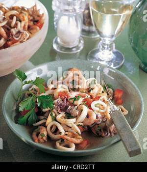 Meeresfrüchte-Salat, Calamari, Garnelen und Muscheln mit Tomaten und Kräutern, Italien. Stockfoto