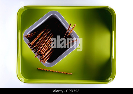 Salzstangerl auf grünen Tablett Stockfoto