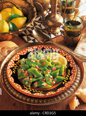 Grüne Bohnen in Olivenöl mit Tomatenwürfeln, kalte Vorspeise, Pute. Stockfoto