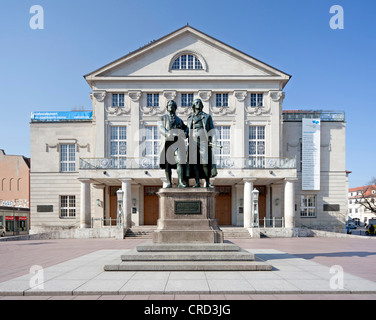 Deutsches Nationaltheater, Deutsches Nationaltheater mit Goethe-Schiller-Denkmal, Weimar, Thüringen, PublicGround Stockfoto