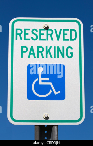 Behinderte und Behinderte reservierten Parkplatz Schild vor einem blauen Himmel. Stockfoto