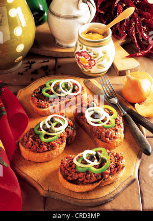 Ungarische Tatar mit Brot, gehacktes Rinderfilet, pikante Würze, serviert auf Brot, kalte Vorspeise, Ungarn Stockfoto