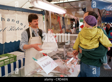 Fischhaendler, Wochenmarkt, Winterfeldtplatz Stockfoto