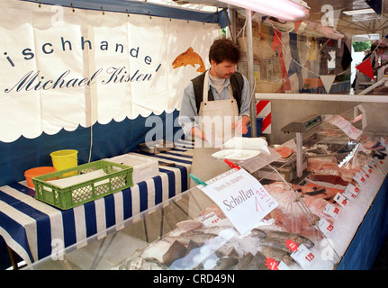 Fischhaendler, Wochenmarkt, Winterfeldtplatz Stockfoto