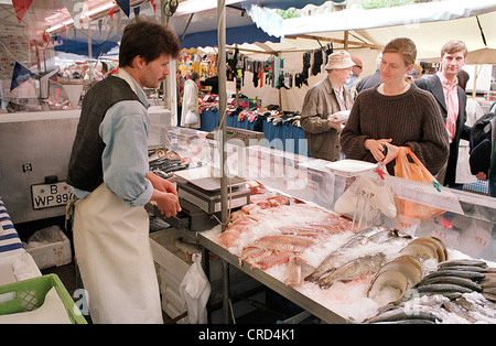 Fischhaendler, Wochenmarkt, Winterfeldtplatz Stockfoto