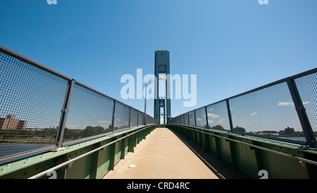 Die neu renovierte und wiedereröffnete Randall Insel Fußgängerbrücke über den East River in New York Stockfoto