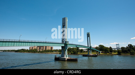 Die neu renovierte und wiedereröffnete Randall Insel Fußgängerbrücke über den East River in New York Stockfoto