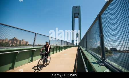 Die neu renovierte und wiedereröffnete Randall Insel Fußgängerbrücke über den East River in New York Stockfoto