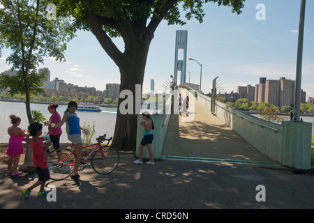 Die neu renovierte und wiedereröffnete Randall Insel Fußgängerbrücke über den East River in New York Stockfoto