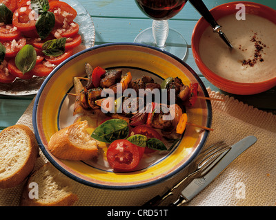 Marinierte Lammkebabs mit Knoblauch-Mayonnaise, Marokko. Stockfoto