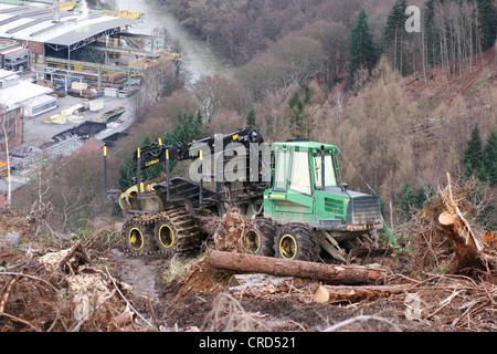 Mähdrescher in einem Wald nach Beschädigung durch Sturm Kyrill, Deutschland, Nordrhein-Westfalen, Sauerland Stockfoto