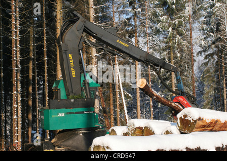 Mähdrescher in einem Wald, Deutschland, Nordrhein-Westfalen Stockfoto