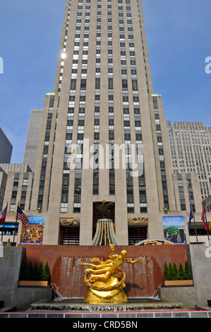 Goldene Statue von Prometheus von Paul Manship im Rockefeller Center, USA, New York City, Manhattan Stockfoto