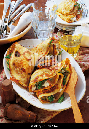 Pfannkuchen mit Frischkäse, Frühlingszwiebeln und Schinken, USA. Stockfoto