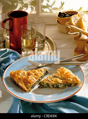 Spinat-Pitta Patras, Spinat, gewürzt mit Knoblauch, Schafskäse und Pinienkernen gewickelt mit knusprigem Blätterteig, Griechenland Stockfoto