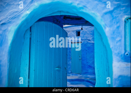 Blaue Tür in der Medina von Chefchaouen, Marokko Stockfoto