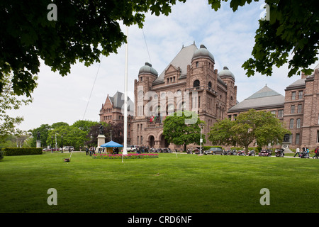 Ein Ahornblatt gerahmt Ontario Legislative Building. Grünen Rasen Anker und Ahorn Bäume Rahmen einen Blick auf die legislative building Stockfoto