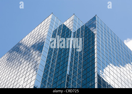 Glas ummantelt Büroturm: Constitution Square Gebäude.  Die Spitze eines Glases abgedeckt Wolkenkratzer in der Innenstadt von Ottawa. Stockfoto