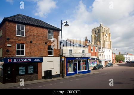 Der Glockenturm Ortszentrum Geschäfte, Beccles, Suffolk, England Stockfoto