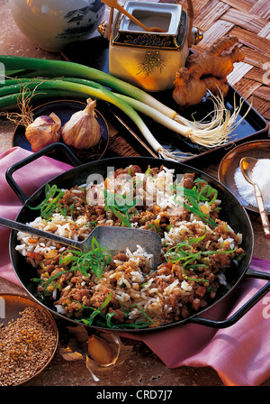 Gebratener Reis mit Fleisch, gehacktem Schweinefleisch, fein gewürfeltem Gemüse, Kräutern und Gewürzen im Wok, Korea. Stockfoto