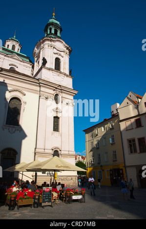 Restaurant-Terrasse außerhalb St. Michael Kirche in Franz Kafka square Altstadt Prag Tschechische Republik Europa Stockfoto