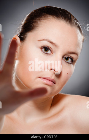 Frau sagt nonverbal zu stoppen Stockfoto