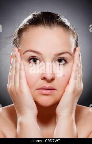 Junge Frau sucht schockiert Stockfoto