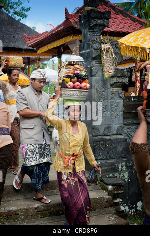 Jeder Tempel in Bali hat eine regelmäßig stattfindende Festival, ein Odalan, anlässlich des Jahrestages der Tempelweihung. Stockfoto