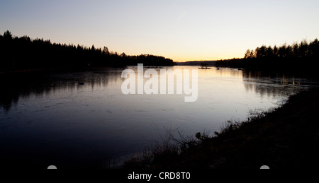 Die erste Eisschicht auf der Seeoberfläche im Herbst, Finnland Stockfoto