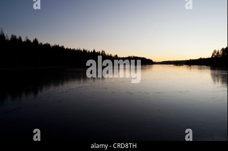 Die erste Eisschicht auf der Seeoberfläche im Herbst, Finnland Stockfoto