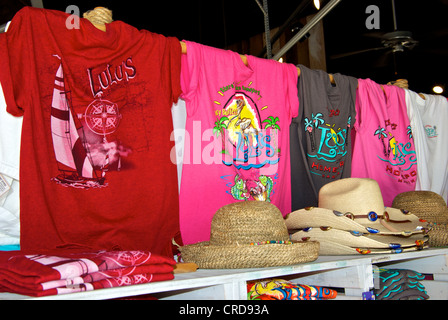 T-Shirts Stroh Hüte Souvenirs Lulu Restaurant Geschenk Shop Gulf Shores Alabama Stockfoto