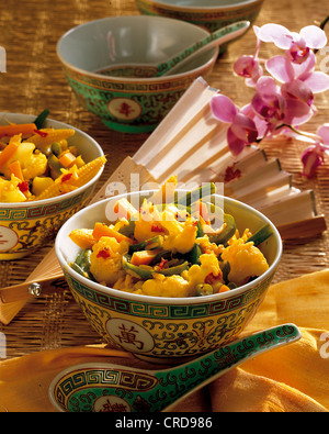 Gelber thailändischer Gemüseeintopf mit grünen Bohnen, vegetarischer Eintopf, Thailand. Stockfoto