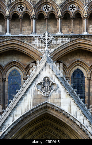 Eingang Nord Skulpturen / Stein schnitzen. Westminster Abbey. London. England Stockfoto