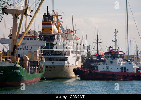 Ein Schlepper bereitet sich auf einem Kreuzfahrtschiff aus Benoa Harbor auf der tropischen Insel Bali, Indonesien zu eskortieren. Stockfoto