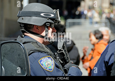 Polizist vor der New York Stock Exchange, Wall Street, USA, New York City, Manhattan Stockfoto