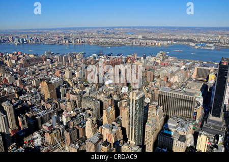 Blick vom Empire State Building in Midtown South auf Chelsea und den Hudson River, USA, New York City, Manhattan Stockfoto