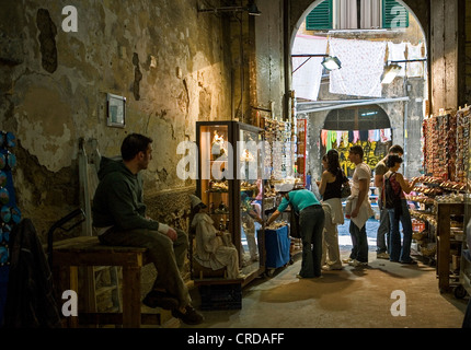 Europa Italien, Kampanien-Neapel, einen kleinen Markt in einer Gasse vom alten Stadtzentrum entfernt Stockfoto