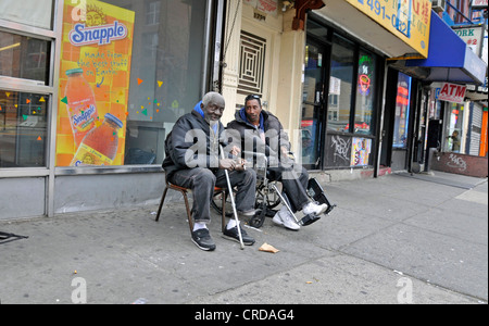 Pauer sitzen auf Bürgersteig in Harlem, USA, New York City, Manhattan Stockfoto